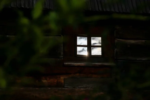 Dramatik Gece Sahnesi Penceredeki Gökyüzü Yansıması — Stok fotoğraf