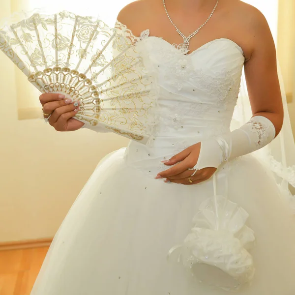 Bruid Houdt Een Witte Waaier Haar Hand — Stockfoto