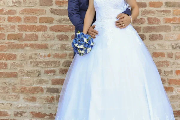 Νύφη Και Γαμπρός Κρατιούνται Χέρι Χέρι Μπλε Μπουκέτο Λουλουδιών — Φωτογραφία Αρχείου