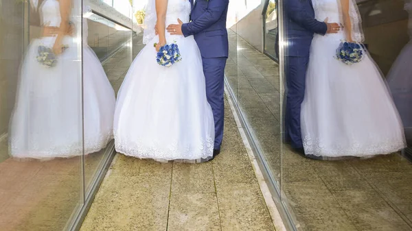 花嫁と新郎の手を握って ブルーフラワーブーケ — ストック写真