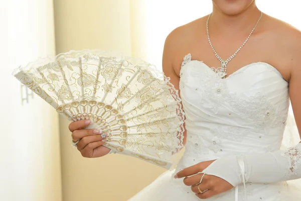 Невеста Белым Веером Руке — стоковое фото