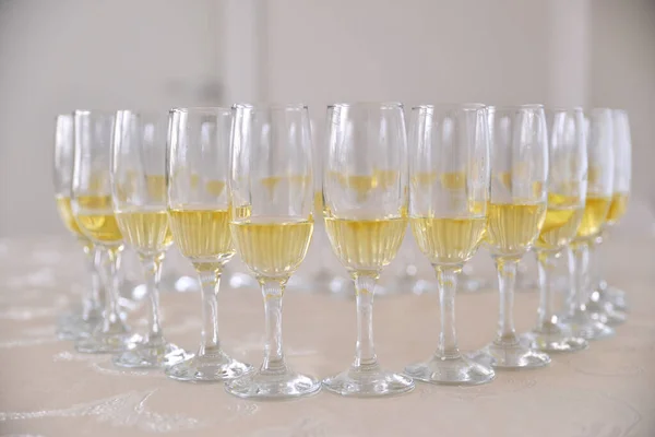 Düğün Için Şampanya Kadehleri Ayarlandı — Stok fotoğraf
