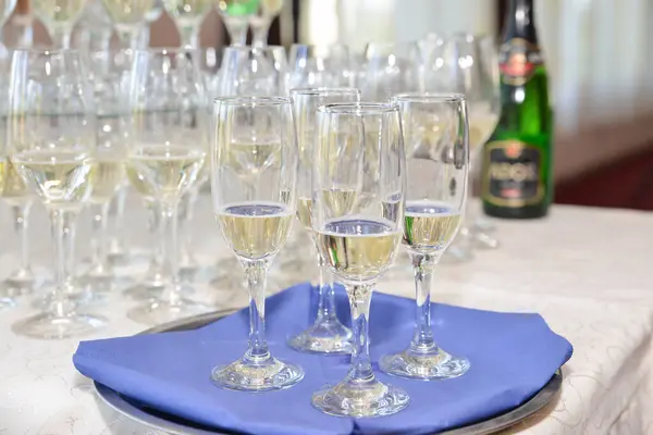 Düğün Için Şampanya Kadehleri Ayarlandı — Stok fotoğraf
