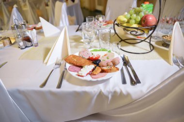 Restoran yemeği aperatifleri düğün resepsiyonu için masaya yerleştirildi.
