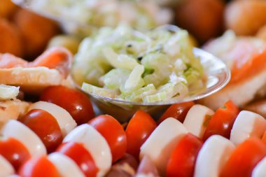 Yemek aperatifleri düğün resepsiyonu için masaya dizildi.