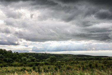 Kırsal alanda dramatik bulutlar