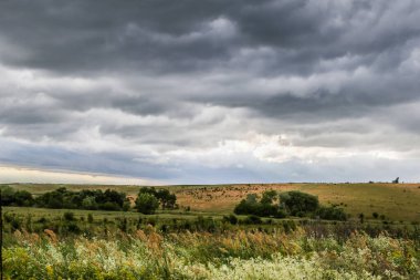 Kırsal alanda dramatik bulutlar