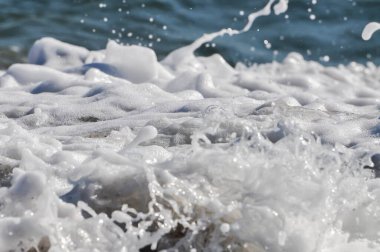 Okyanus dalgaları ve deniz köpüğü. Su sıçraması