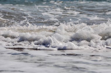 Okyanus dalgaları ve deniz köpüğü. Su sıçraması