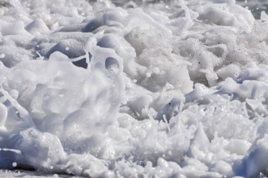 Okyanus dalgaları ve deniz köpüğü. Su sıçraması