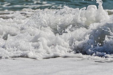 Okyanus dalgaları ve deniz köpüğü. Su sıçraması
