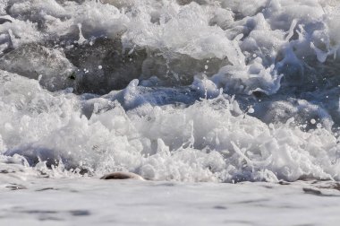 Okyanus dalgaları ve deniz köpüğü. Su sıçraması