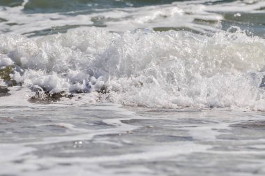 Okyanus dalgaları ve deniz köpüğü. Su sıçraması
