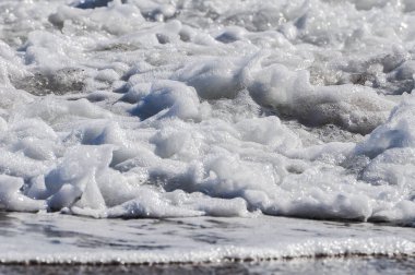 Okyanus dalgaları ve deniz köpüğü. Su sıçraması