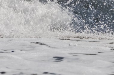 Okyanus dalgaları ve deniz köpüğü. Su sıçraması