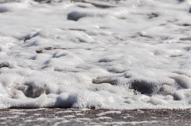 Okyanus dalgaları ve deniz köpüğü. Su sıçraması