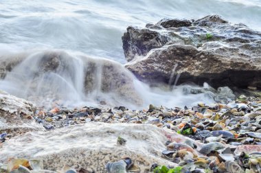 Deniz manzarası. Okyanusa uzun pozlama fotoğrafçılığı