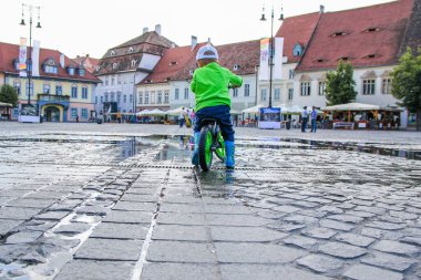 Bisikletli küçük çocuk sokakta oynuyor.. 