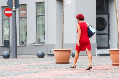 İnsanlar bir bahar günü sokakta yürüyorlar.