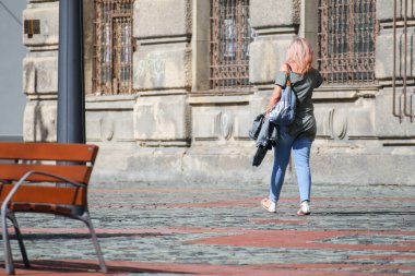 İnsanlar bir bahar günü sokakta yürüyorlar.