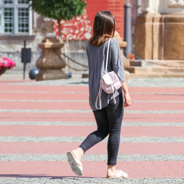 İnsanlar bir bahar günü sokakta yürüyorlar.