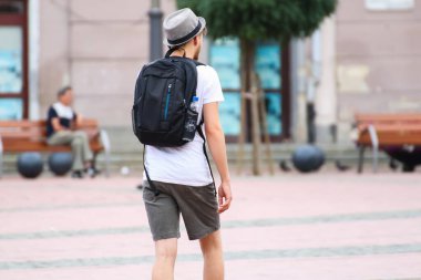 İnsanlar güneşli bir günde sokakta yürüyorlar.