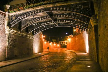 İnsanlar geceleri sokaklarda yürüyorlar.