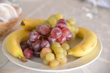 Düğün için masada meyve düzenlemeleri var.