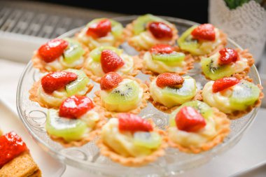 Düğün resepsiyonu için masada lezzetli tatlılar.