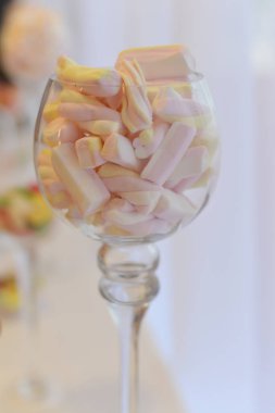 Düğün resepsiyonu için masada lezzetli tatlılar.