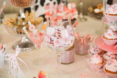 Düğün resepsiyonu için masada lezzetli tatlılar.