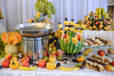 Düğün için masada meyve düzenlemeleri var.