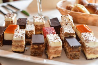 Düğün resepsiyonu için masada lezzetli tatlılar.