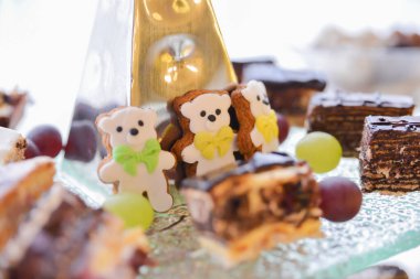 Düğün resepsiyonu için masada lezzetli tatlılar.