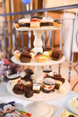 Düğün resepsiyonu için masada lezzetli tatlılar.