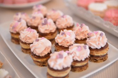 Düğün resepsiyonu için masada lezzetli tatlılar.