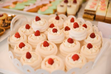 Düğün resepsiyonu için masada lezzetli tatlılar.