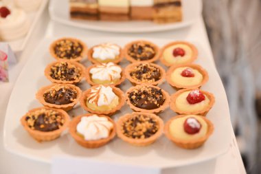 Düğün resepsiyonu için masada lezzetli tatlılar.