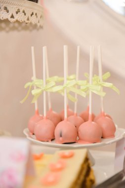 Düğün resepsiyonu için masada lezzetli tatlılar.