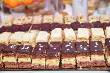 Düğün resepsiyonu için masada lezzetli tatlılar.