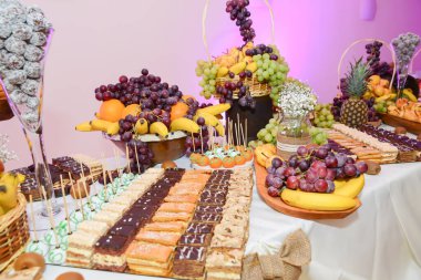 Düğün resepsiyonu için masada lezzetli tatlılar.