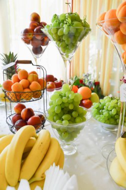 Düğün için masada meyve düzenlemeleri var.