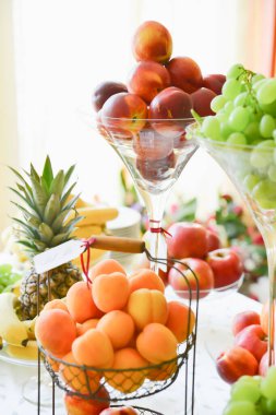 Düğün için masada meyve düzenlemeleri var.