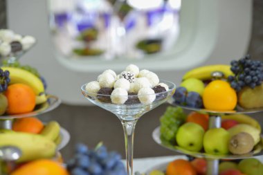 Düğün resepsiyonu için masada lezzetli tatlılar.