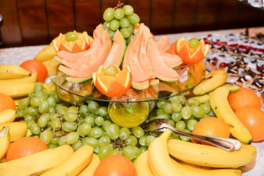 Düğün için masada meyve düzenlemeleri var.