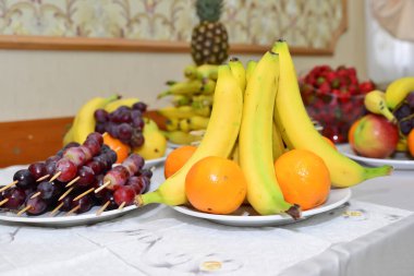 Düğün için masada meyve düzenlemeleri var.