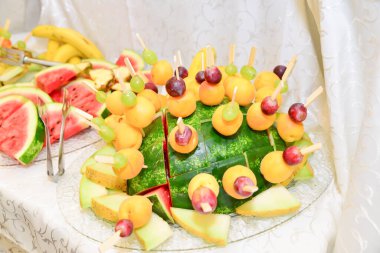 Düğün için masada meyve düzenlemeleri var.