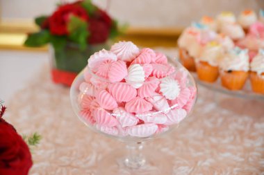 Düğün resepsiyonu için masada lezzetli tatlılar.