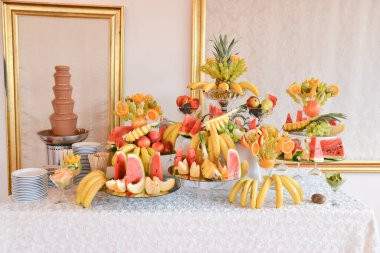 Düğün için masada meyve düzenlemeleri var.