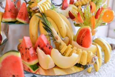 Düğün için masada meyve düzenlemeleri var.
